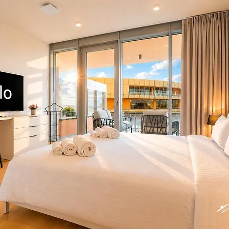 Waterfront Lux •1br •a/c • Gym • Parking • By Tilo *
