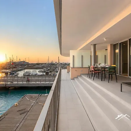 Waterfront Lux •1br •a/c • Gym • Parking • By Tilo *