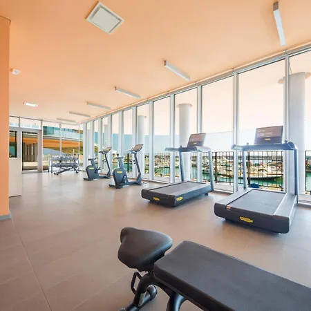 Waterfront Lux •1br •a/c • Gym • Parking • By Tilo דירה ג'נובה