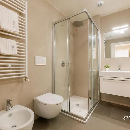 Waterfront Lux •1br •a/c • Gym • Parking • By Tilo شقة