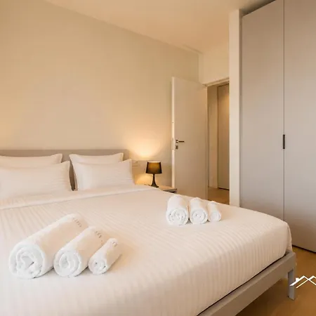 Waterfront Lux •1br •a/c • Gym • Parking • By Tilo *