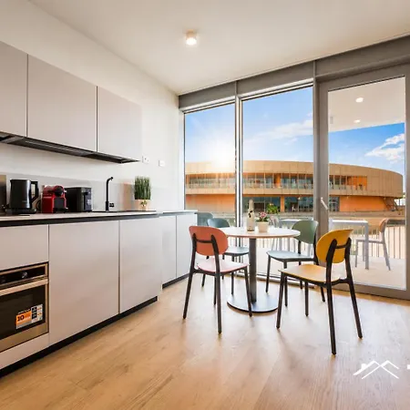 Waterfront Lux •1br •a/c • Gym • Parking • By Tilo شقة