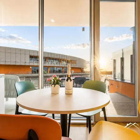 Waterfront Lux •1br •a/c • Gym • Parking • By Tilo *