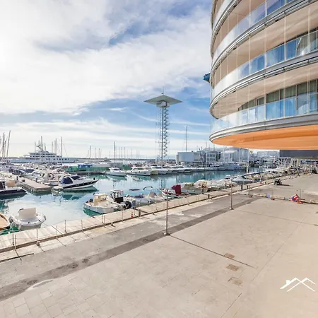 Waterfront Lux •1br •a/c • Gym • Parking • By Tilo ג'נובה