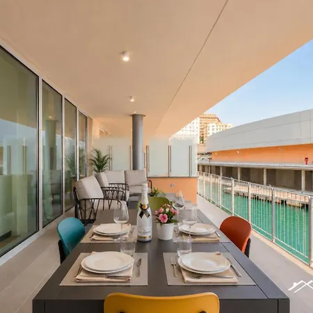 Waterfront Lux •1br •a/c • Gym • Parking • By Tilo ג'נובה
