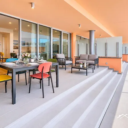 Waterfront Lux •1br •a/c • Gym • Parking • By Tilo דירה