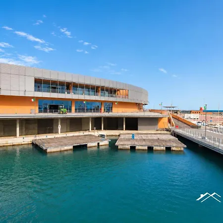 Waterfront Lux •1br •a/c • Gym • Parking • By Tilo *