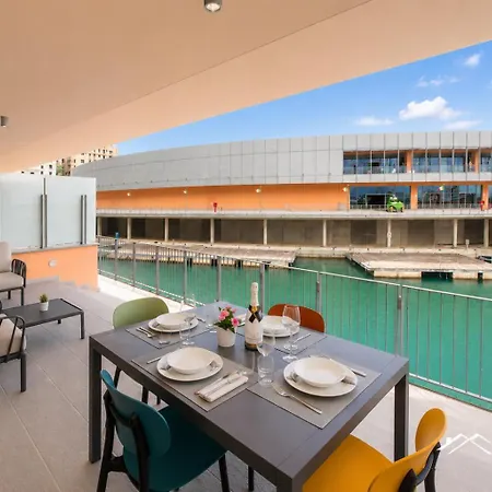 Waterfront Lux •1br •a/c • Gym • Parking • By Tilo